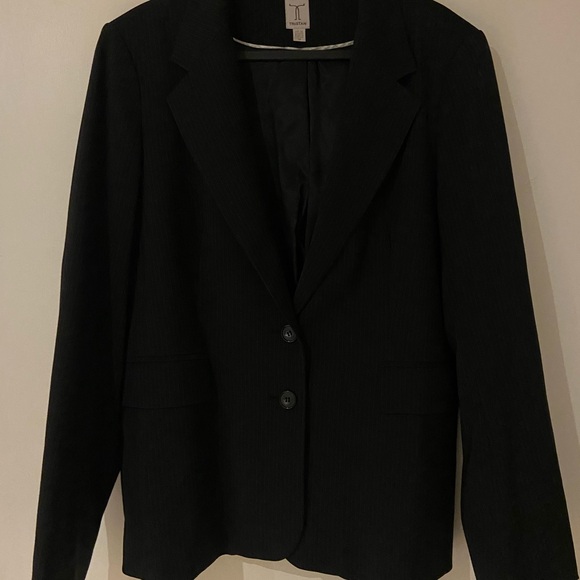 Classic Black Women's Fitted Blazer - Picture 4 of 5